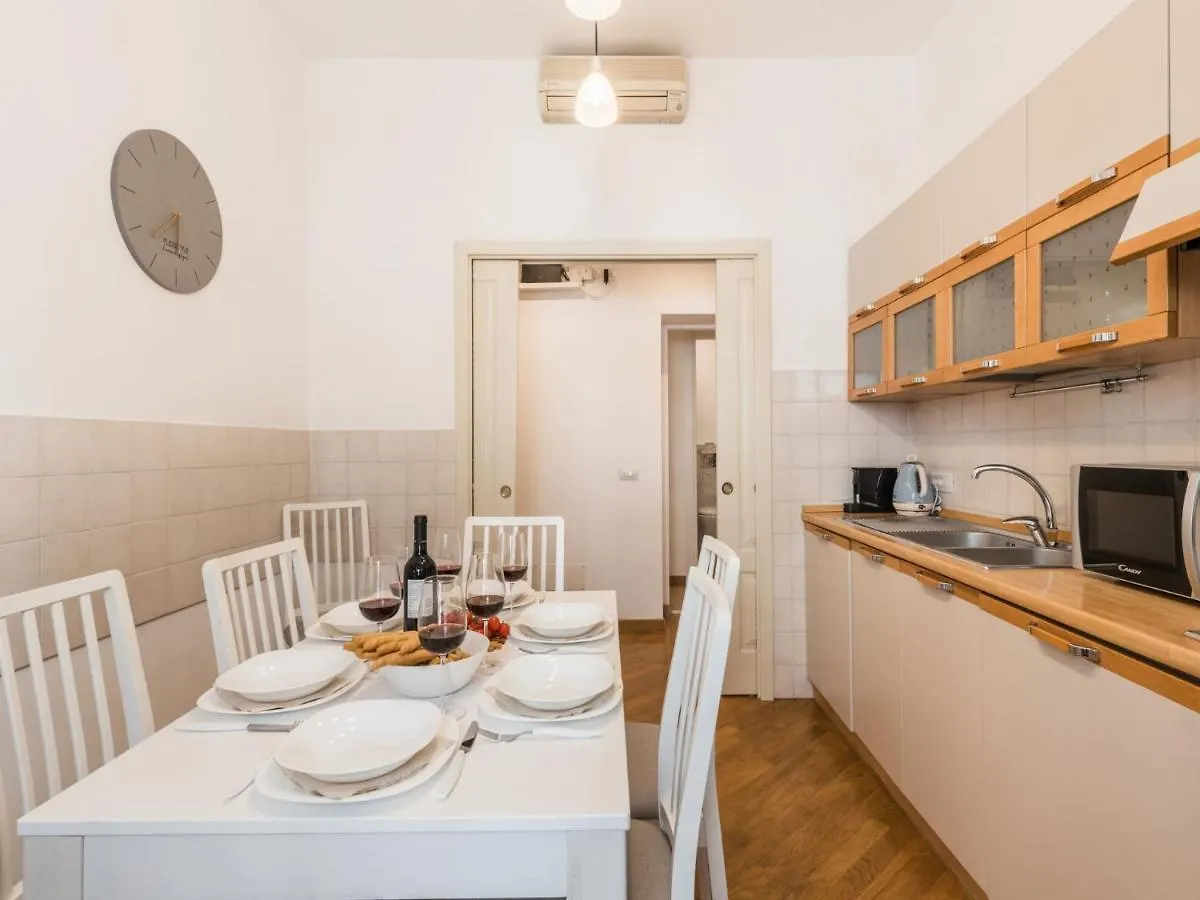The Best Rent - Spacious Three-Bedroom Apartment Near The Colosseum Rome