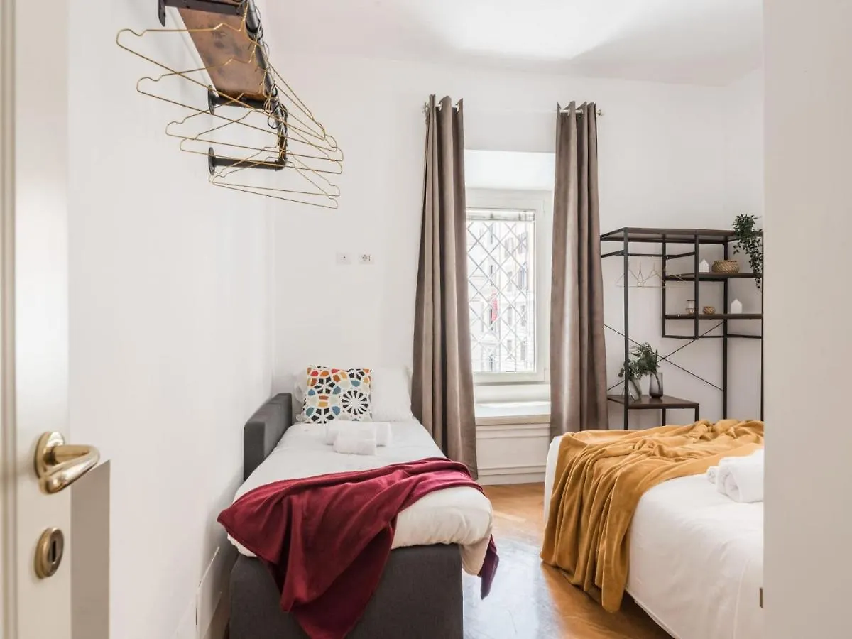 The Best Rent - Spacious Three-Bedroom Apartment Near The Colosseum Rome