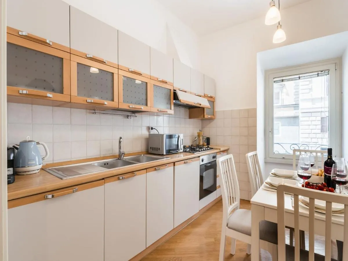 The Best Rent - Spacious Three-Bedroom Apartment Near The Colosseum Rome
