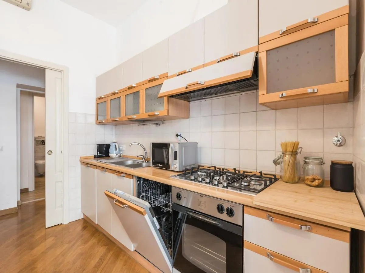 The Best Rent - Spacious Three-Bedroom Apartment Near The Colosseum Rome